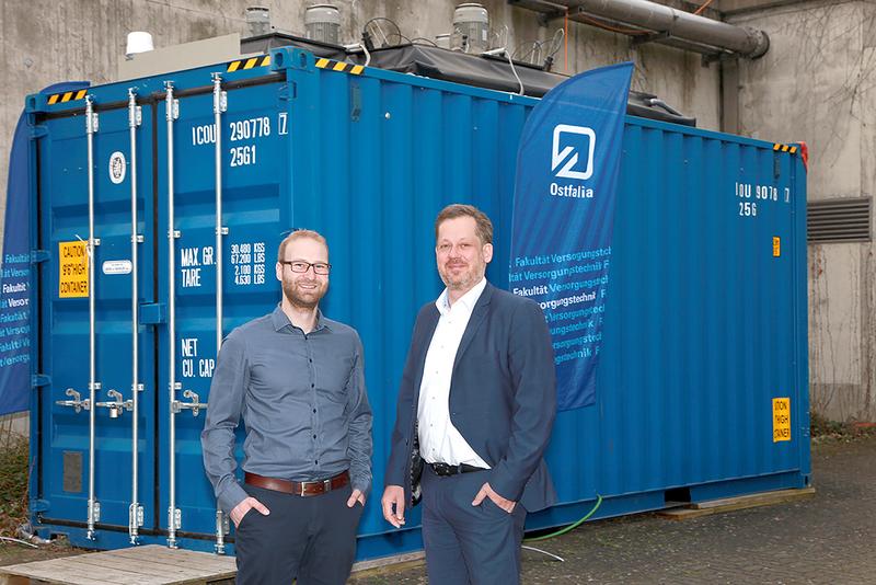 Die Ingenieure Stefan Kielmeier und Prof. Dr. Jens Wagner vor der Containerversuchsanlage in Wolfenbüttel.