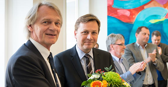 Prof. Oliver Günther, Ph.D. nach der Wahl (Mitte) mit dem Senatsvorsitzenden Prof. Dr. Uwe Hellmann (links)