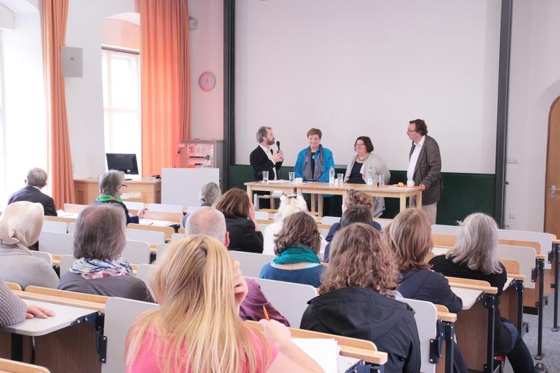 Abschlussdiskussion, v. l. n. r.: Michal Spieker (Akademie für pol. Bildung Tutzing), Gabriele Stark-Angermeier (DBSH), Christine Kamm (MdL) und Joachim Unterlä
