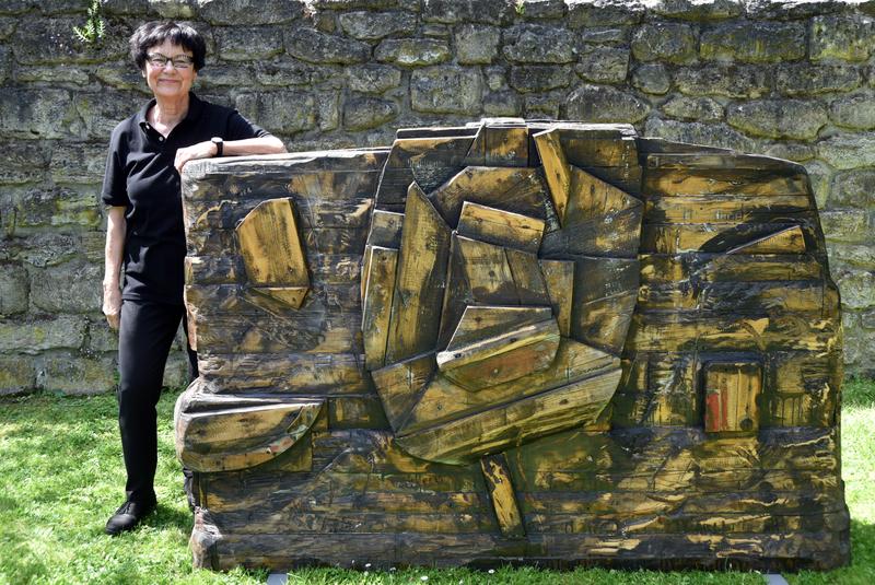 Die Stuttgarter Künstlerin Ingrid Hartlieb (im Bild mit "Die Hölzerne Psyche" im Frommannschen Anwesen der Universität Jena) stellt in Jena aus. 
