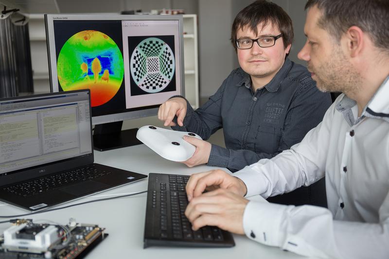 Markus Heß und Dr. Michel Findeisen (v.l.) von der Professur Digital- und Schaltungstechnik diskutieren die aktuellen Messergebnisse der neuen 3D-Sensor-Technik.