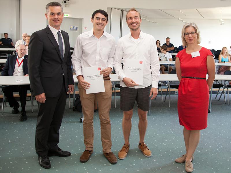 Rückblick: 2016 erhielten Estuardo Alpirez Bock (2.v.l.) und Alexander Wolf (2.v.r.) für ihre Masterarbeiten jeweils 200 Euro. Überreicht wurde der Preis von Jan Kiehne (Deutsche Bank) und d
