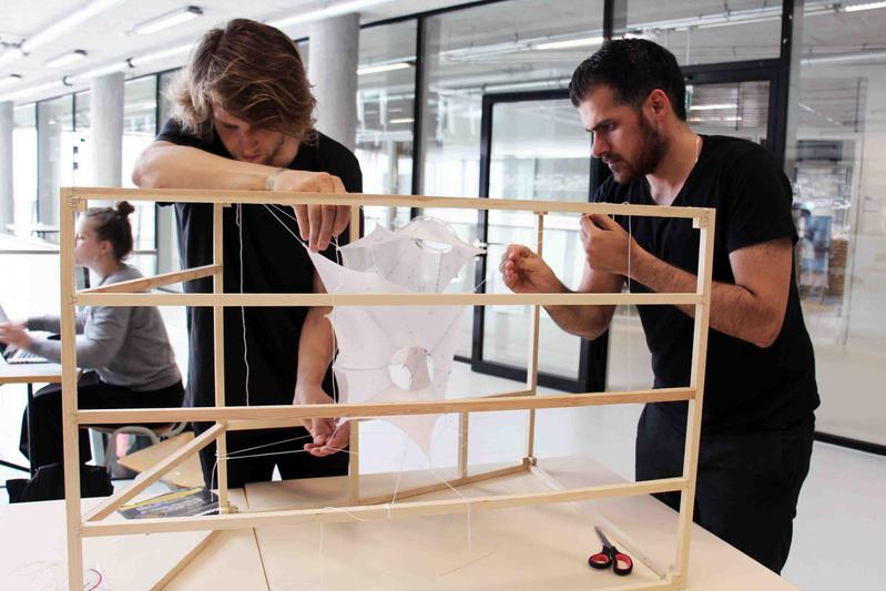 Architektur-Studierende beim Modellbau an der HCU Hamburg