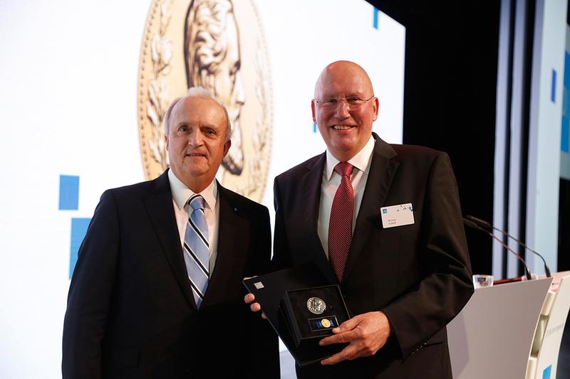 Prof. Dr.-Ing. Michael Schenk (rechts) erhält die Grashof-Denkmünze von VDI-Präsident Prof. Dr.-Ing. Udo Ungeheuer (links).