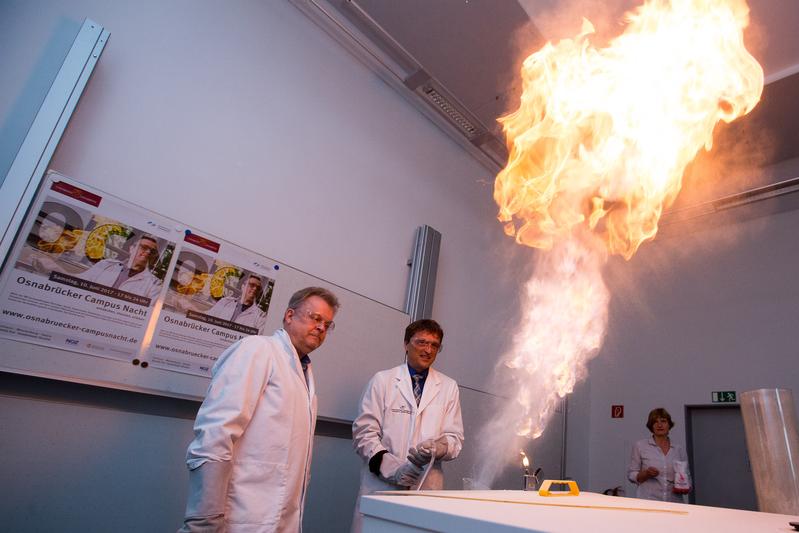 Feuer frei für die Osnabrücker Campus Nacht. Die beiden Präsidenten inszenierten bei der Programmvorstellung eine Staubexplosion, die am 10. Juni alle Besucher erleben können.
