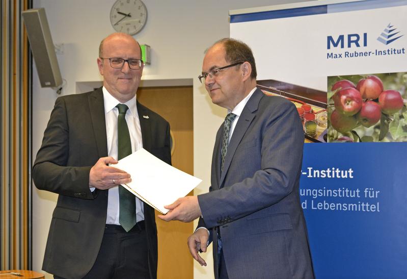 Minister Christian Schmidt übergibt Prof. Pablo Steinberg die Urkunde