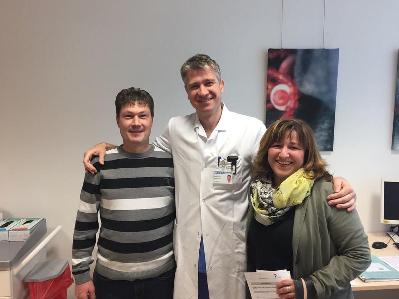 Leukämie-Patient Michael Hermann (links) ist seit acht Jahren Patient des Marburger Onkologen Prof. Dr. Andreas Burchert (Mitte) und nimmt seit Mai an der klinischen Studie ENDURE teil. 