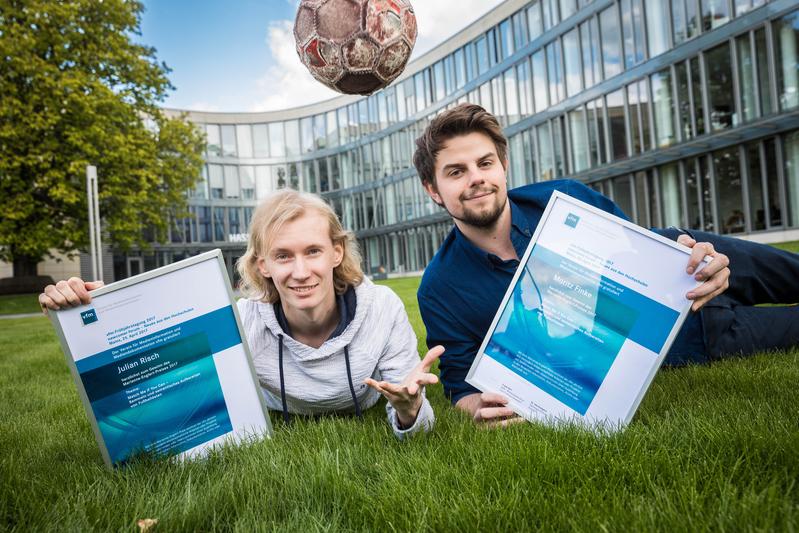 Die HPI-Studenten Julian Risch (links) und Moritz Finke haben in diesem Jahr den Marianne-Englert-Preis für eine Software erhalten, die im Internet verfügbare Fußball-Daten intelligent zusammenführt.