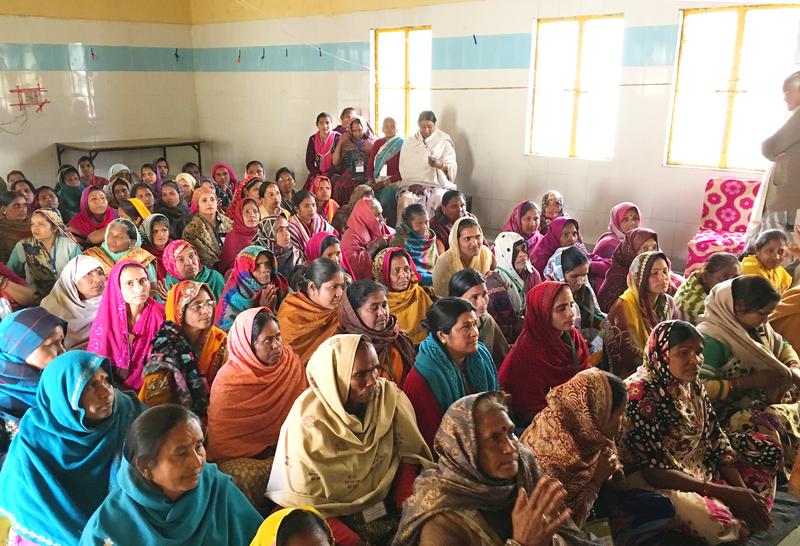 Zwei Dörfer in Indien: Zu Beginn des Trainings konnten die meisten Teilnehmerinnen kein einziges Wort entziffern. Ein halbes Jahr später hatten sie bereits das Niveau von Erstklässlerinnen erreicht