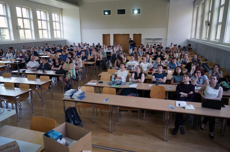 Die Studierenden bei der Einführung. Vortragende ist Prof. Dr. Gesine Marquardt.