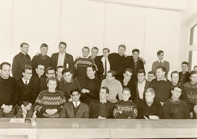 Die Kommilitonen des Maschinenbau-Erstsemesters zu Beginn des Studiums im Oktober 1964.