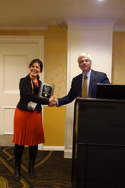 Bei der Überreichung der CHI Academy-Mitgliedschaftsurkunde in Denver: Prof. Dr. Elisabeth André und Prof. Dr. Steve Feiner  als Vorsitzender des SIGCHI Achievement Awards Committee