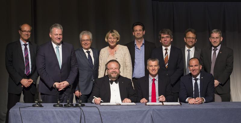 Prof. Andreas Hornung (Director of the Institute Branch, Sulzbach-Rosenberg, Fraunhofer UMSICHT), Prof. Tim Jones (University Birmingham) and Raoul Klingner (Fraunhofer UK).