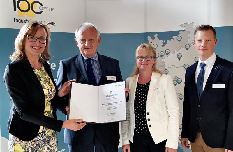 V. l.: Staatssekretärin Katrin Schütz überreicht die Urkunde an Institutsdirektor Prof. Dr. Rüdiger Haas, Dr. Maja Jeretin-Kopf und Oliver Brückom