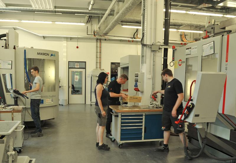 Technischer Leiter Oliver Brückom (mi.) mit Studierenden und Mitarbeitern des IMP im „Gläsernen Labor“ der Hochschule Karlsruhe