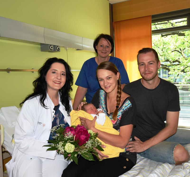 Klinikdirektorin Prof. Pauline Wimberger und die leitende Hebamme Sandra Rings gratulierten Julia Bortenreuter und David Fleischer zu ihrer Tochter Elsa.