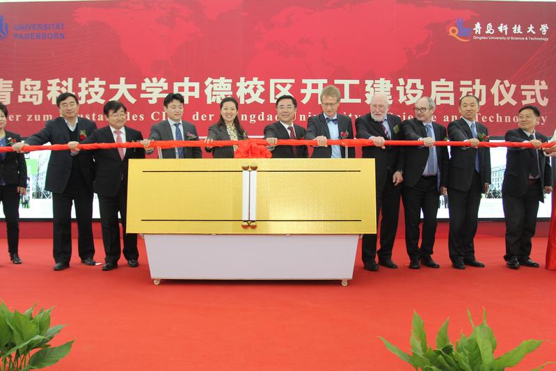 Feierten den Baustart des Chinesisch Deutschen Campus in Qingdao: Lothar Pelz, Prof. Dr. Hans Kleine Büning und Prof. Dr. Wolfgang Bremser (5., 4. und 3. von rechts) sowie Vertreter aus Qingdao.