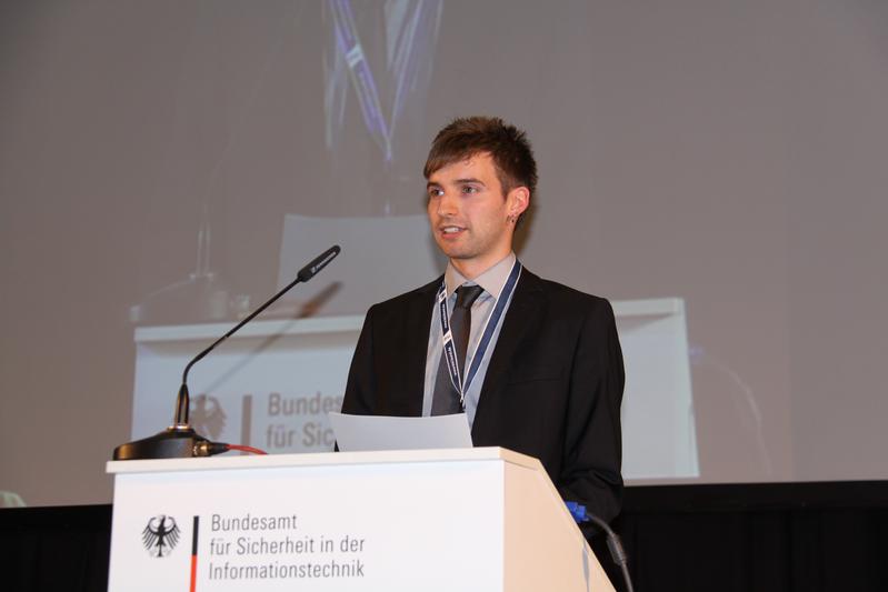 Preisträger Nils Rogmann auf dem IT-Sicherheitskongress des Bundesamts für Sicherheit in der Informationstechnik (BSI) 