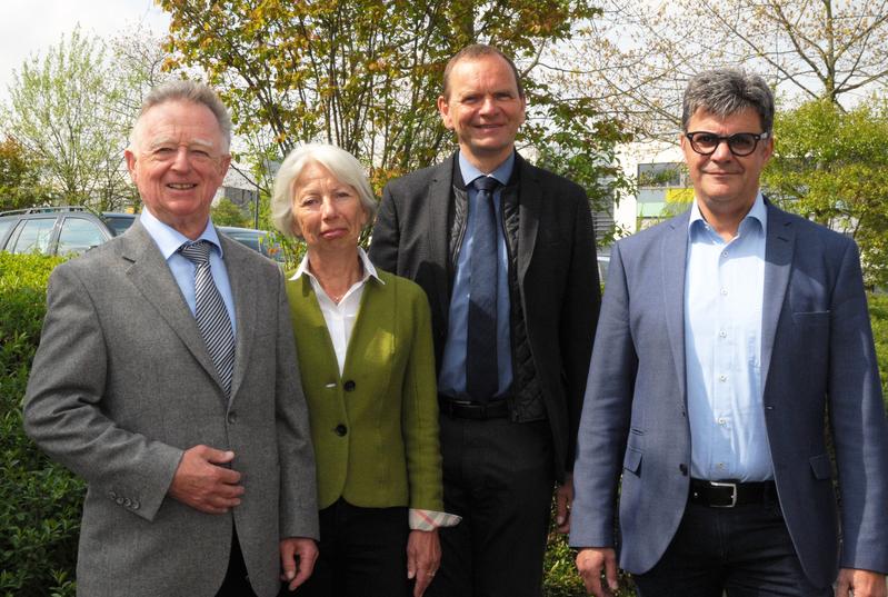 Die Stifter Sybille und Hannes Frank mit Hochschulpräsident Professor Jürgen Krahl (2.v.r.) sowie Professor Reinhard Grell (r.), Dekan des Fachbereiches Produktion und Wirtschaft. 