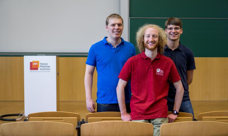 Drei Studenten des Hasso-Plattner-Instituts haben ein Buch geschrieben, um Anfängern den Einstieg in die Welt der Informatik zu erleichtern. V.l.: Arne Boockmeyer, Stefan Neubert, Philipp Fischbeck  