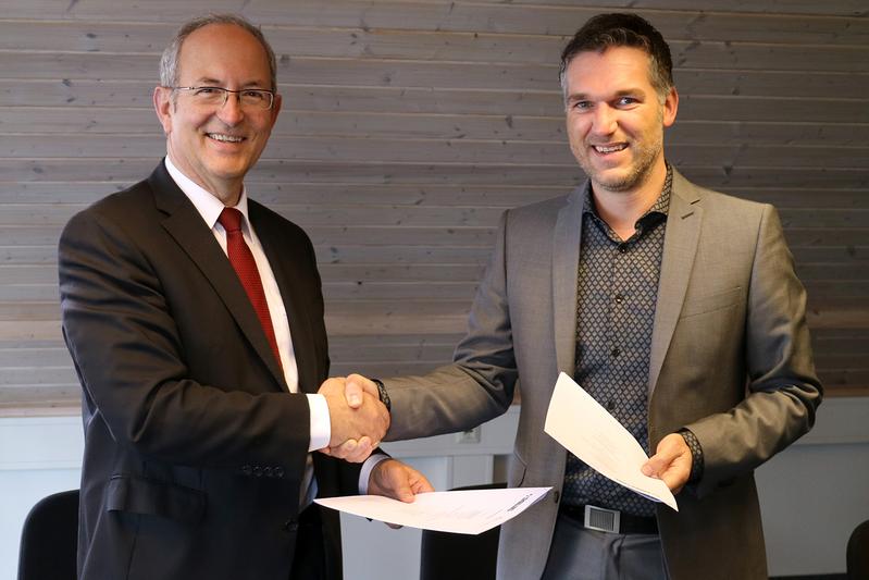 Hochschulrektor Prof. Dr. Ottmar Schneck (li.) und Bernd Locher, Geschäftsführender Gesellschafter der FORM+TEST Seidner & Co. GmbH, besiegeln die Zusammenarbeit 