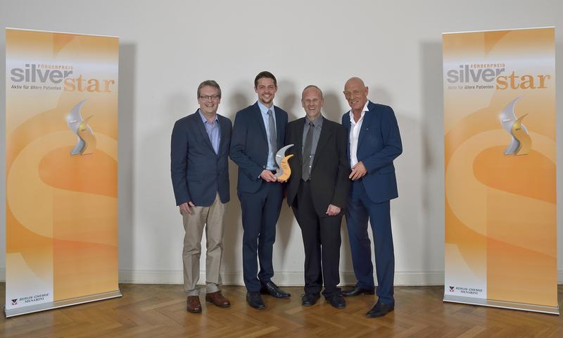 Verleihung des SilverStar Förderpreises 2017: v.l.n.r.: Laudator Dr. med. Martin Lederle, Johannes Ziegler und Dr. Bernhard Brunner vom Center Smart Materials CeSMa, Moderator Joe Bausch.