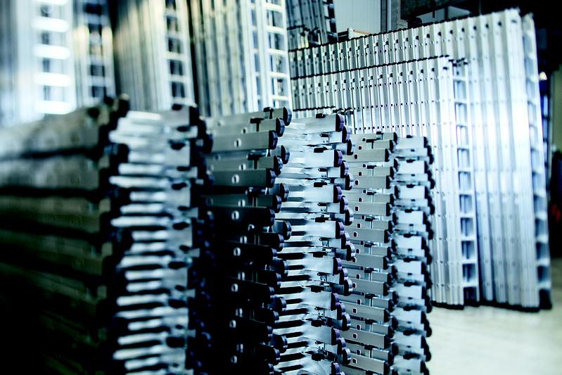 Lagerung von Aluminiumleitern bei der Günzburger Steigtechnik GmbH.