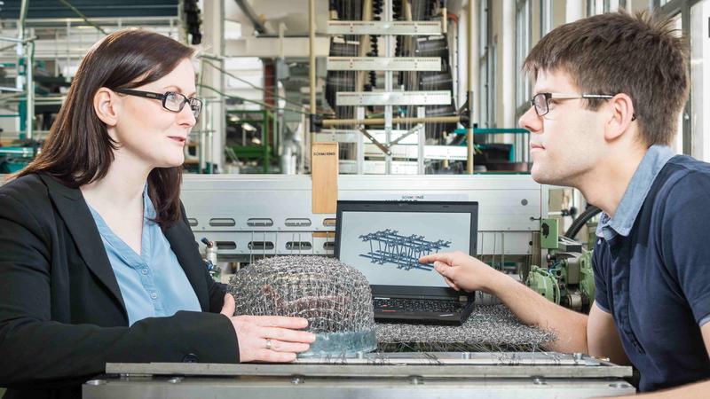 Gemeinsam mit ihrem Kollegen Dipl.-Ing. Michael Vorhof überprüft Dr.-Ing. Cornelia Sennewald die Struktur gewebter metallischer 3D-Zellen.