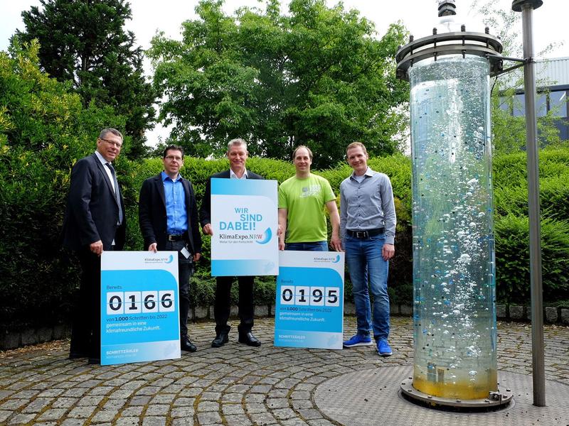 Übergabe der Auszeichnung.