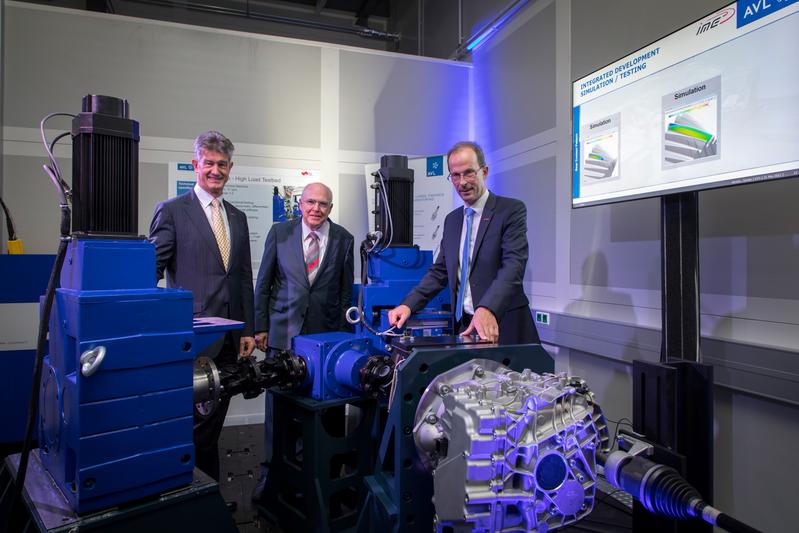 TU Graz-Rektor Harald Kainz, AVL CEO Helmut List und Hannes Hick vom Institut für Maschinenelemente und Entwicklungsmethodik anlässlich der Eröffnung des AVL-TU Graz Transmission Center