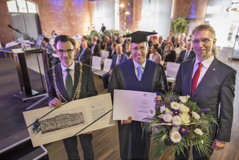 Die Fakultät für Maschinenbau verlieh die Ehrendoktorwürde an Georg P. Holzinger (M.). Zu den ersten Gratulanten gehörten der Rektor, Prof. Gerd Strohmeier (l.) und der Dekan Prof. Thomas Lampke.