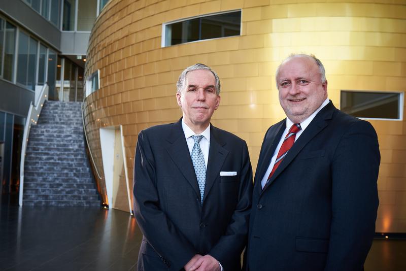 Prof. Dr. Burkhard Schwenker (links), Kuratoriumsvorsitzender, und Prof. Dr. Thomas Strothotte, Präsident der KLU