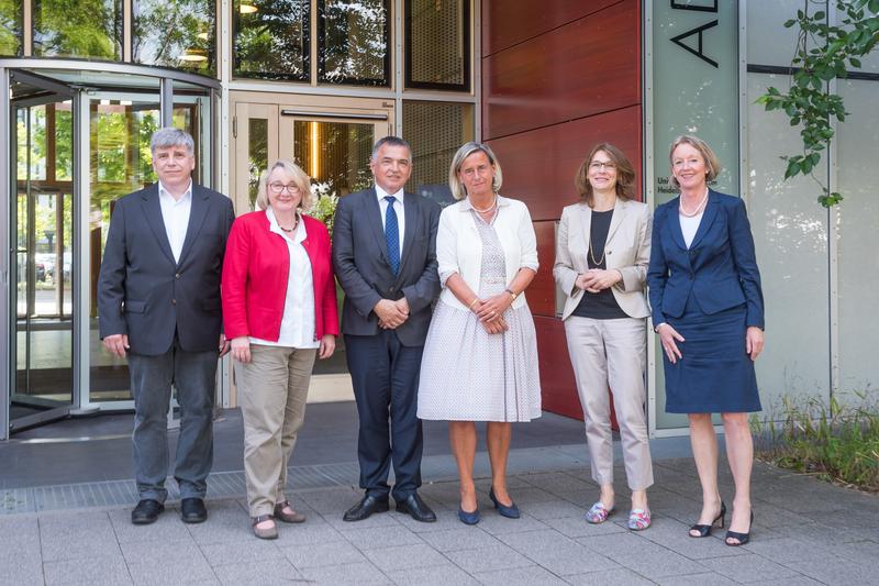 Pressekonferenz am 1. Juni 2017 (v.l.): Prof. Dr. Andreas Draguhn, Ministerin Theresia Bauer, Edgar Reisch, Prof. Dr. Annette Grüters-Kieslich, Dr. Simone Schwanitz und Irmtraut Gürkan.