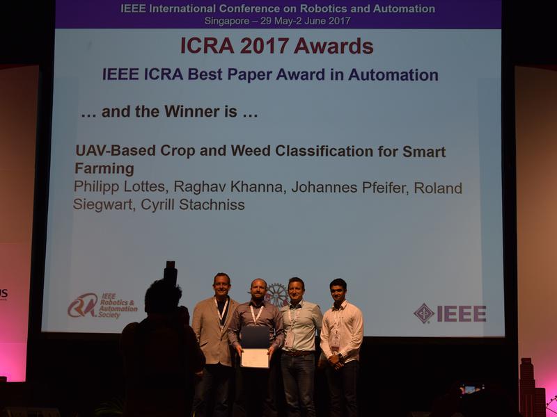 Auszeichnung (von links): Martin Buss (Awards Chair), Philipp Lottes und Cyrill Stachniss (beide Universität Bonn) sowie Raghav Khanna (ETH Zürich). 