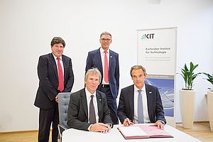 Die Partner bei der Vertragsunterzeichnung: Holger Hanselka, KIT, und  Volkmar Denner, Bosch (vorn sitzend), dahinter Thomas Hirth, KIT, und Jürgen Kirschner, Bosch 