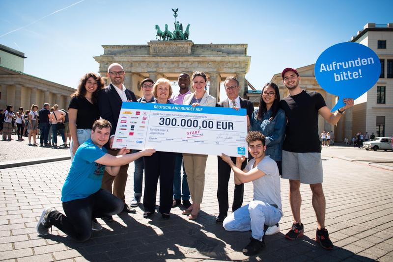 Scheckübergabe vor dem Brandenburger Tor