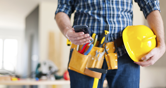 Mit dem Handy auf der Baustelle