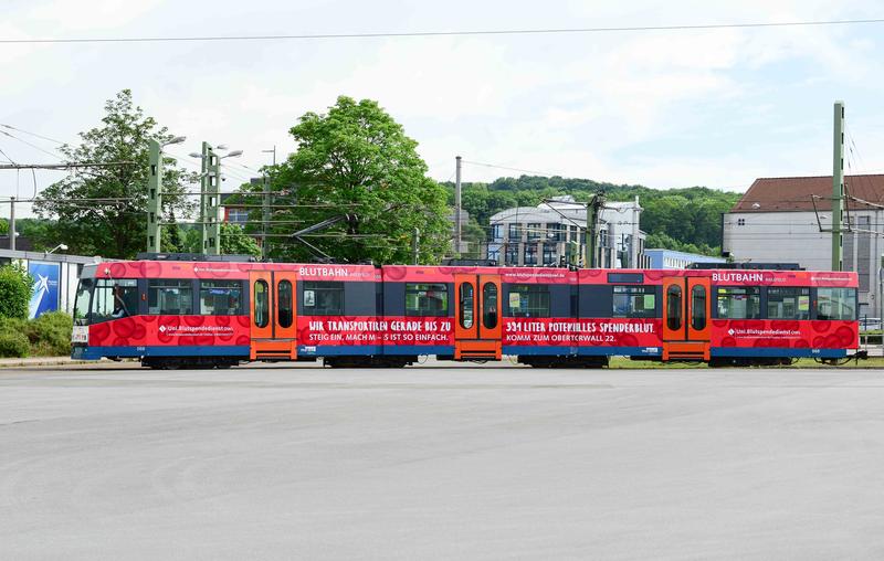 Die rote Blutbahn des Uni.Blutspendedienst OWL fährt ab sofort in Bielefeld.