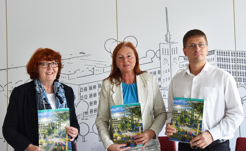 Bei der heutigen Vertragsverlängerung in der EAH Jena, von links: Schulleiterin Barbara Wrede, Rektorin Prof. Dr. Gabriele Beibst und Stephan Preuß, Geschäftsführer d. Jenaer Antriebstechnik GmbH
