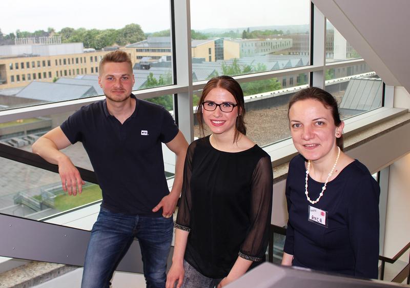 Julian van Raaij und Franziska Robben nehmen am Programm „Auf ins Studium! - Service für Studienpioniere“ teil, das von Anca-Gabriela Hübner (rechts) koordiniert wird.