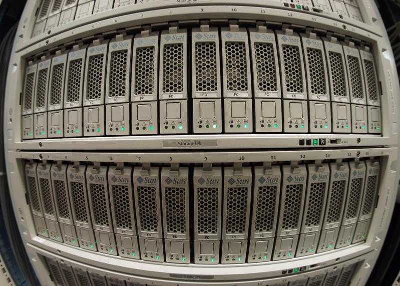 Daten sind ein zentraler Rohstoff des digitalen Zeitalters. Hier im Bild: Detail des Servers der Datenbank der Thüringer Universitäts- und Landesbibliothek im Rechenzentrum der Uni Jena.