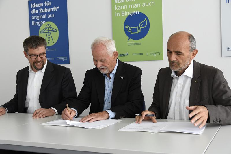 Die TH Bingen und Die Wirtschaftspaten e.V. kooperieren (v.l.n.r.): Prof. Andreas Rohleder, Helmut Eikelmann (Vorstandsvorsitzender Die Wirtschaftspaten e.V.), Prof. Klaus Becker (Präsident TH Bingen)