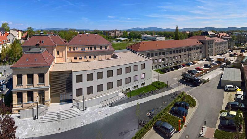 Blick auf das sanierte Lehrgebäude Haus Z I
