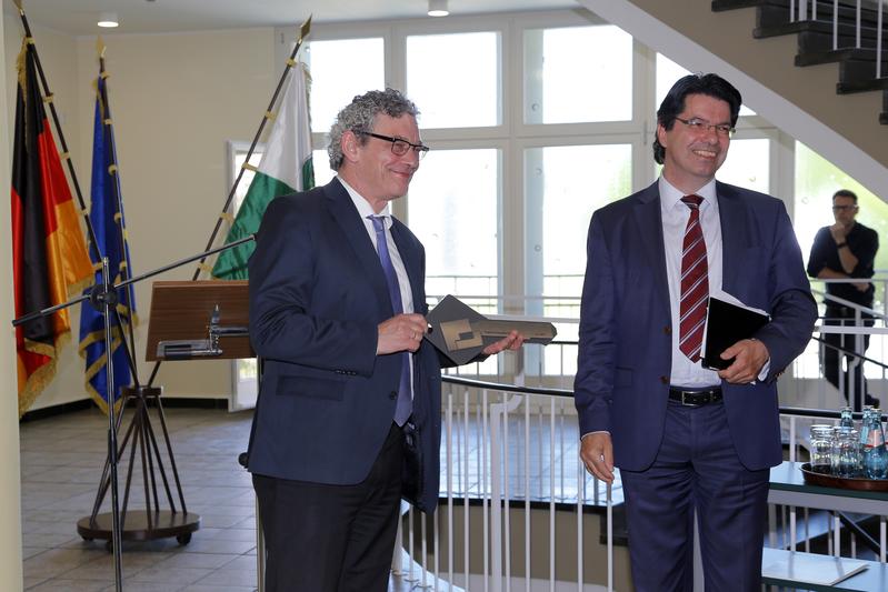 Rektor, Prof. Albrecht, nach der Übergabe des symbolischen Schlüssels durch den Abteilungsleiter 3 im SMWK , Dr. Werner