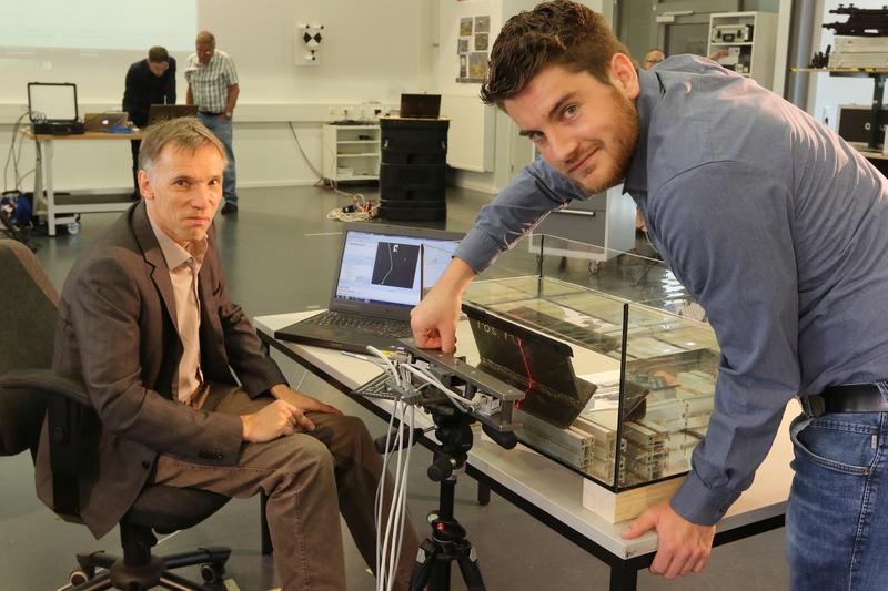 Im Labor für optische Messtechnik fokussieren Prof. Dr. Thomas Luhmann (li.) und Oliver Kahmen die Kameras auf die Laserlinie. 