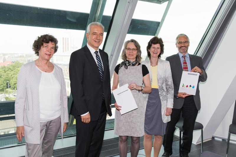 Ministerpräsident Tillich (2.v.l.) mit Rektorin Beate Schücking (links), Ethnologin Ursula Rao, Wissenschaftsministerin Eva-Maria Stange und Michael Stumvoll, Dekan der Medizinischen Fakultät. 