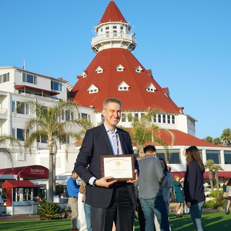 Prof. Dr. Claas Christian Germelmann nach der Preisverleihung vor dem Hotel Coronado in San Diego, dem Ort der diesjährigen AMS-Jahrestagung.