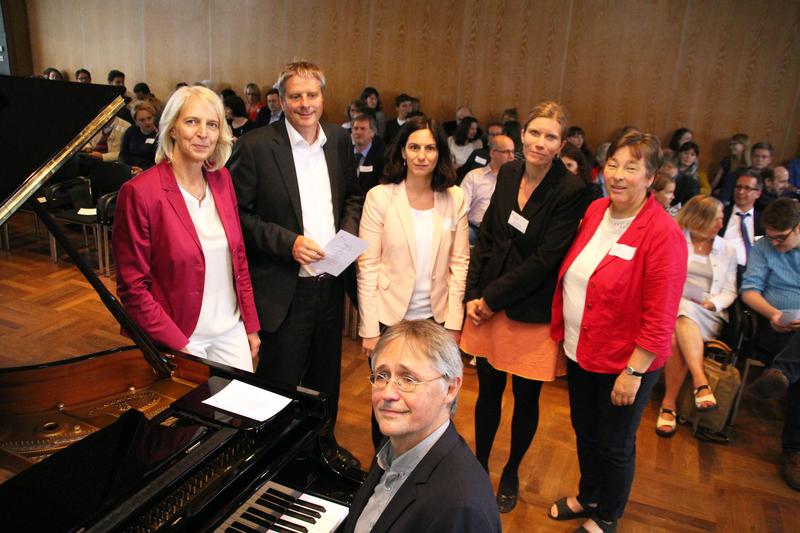 Eröffneten die Internationale Woche (v.l.): Prof.in Dr. Martina Döhrmann, Prof. Dr. Burghart Schmidt, Dr. Natalia Petrillo, Sarah Winkler und Insa Born. Prof. Wolfgang Mechsner begleitete am Flügel.
