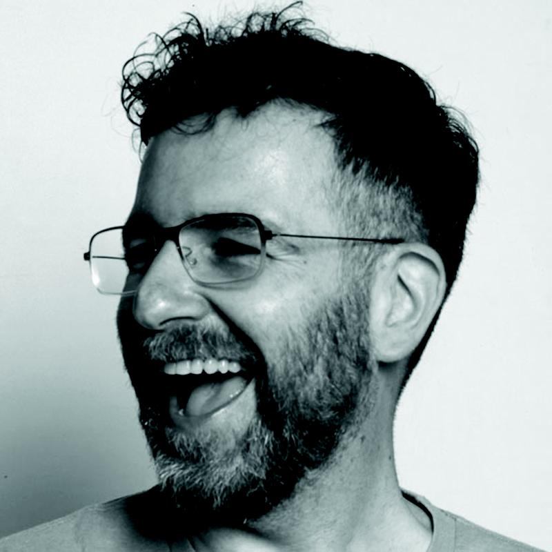 Der Design-Absolvent und Künstler Niko Mainaris