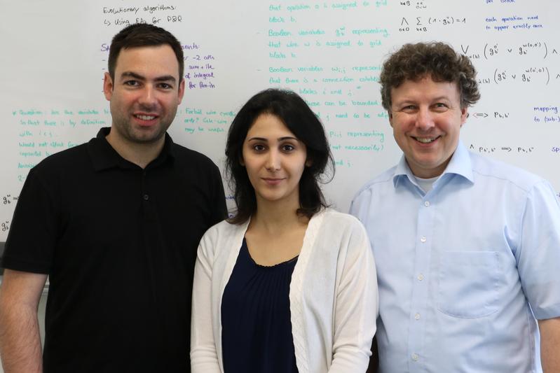 Drei der fünf Autoren haben Bremer Bezug: Mathias Soeken (links) hat bei Professor Rolf Drechsler (rechts) an der Uni Bremen promoviert. Saeideh Shirinzadeh schreibt ihrer Doktorarbeit bei ihm.